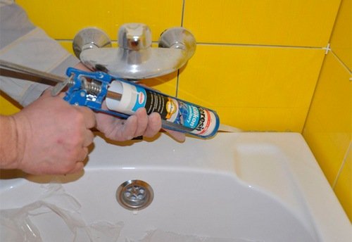 Чем заделать щель между ванной и стеной и какие материалы лучше всего использовать