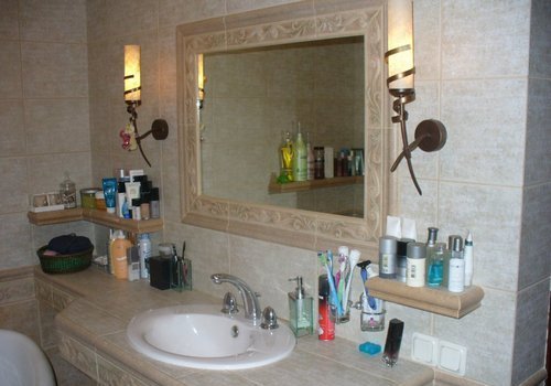Как повесить зеркало в ванную, чтобы не нарушить целостность кафельного покрытия