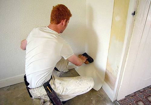 Можно ли клеить обои на краску и как долговечно служит такое покрытие стен