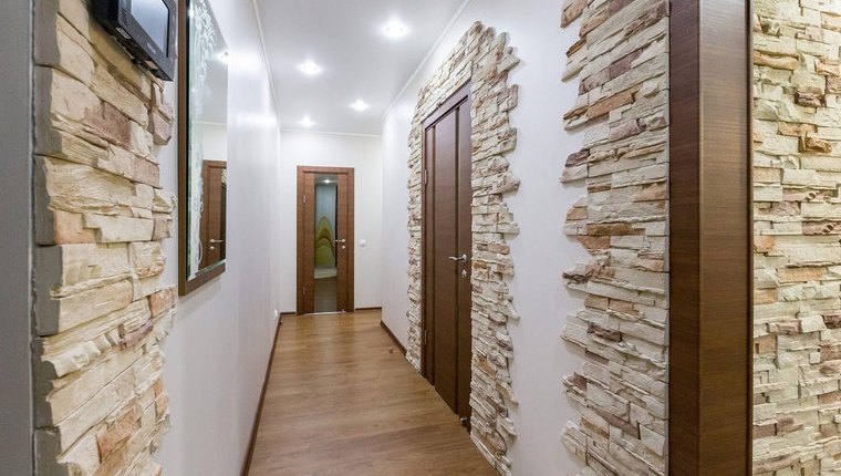 Отделка коридора декоративным камнем - интересное дизайнерское решение