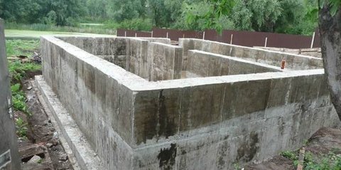 Стены из фундаментных блоков возводят на высоту 30–50 см в любых климатических зонах